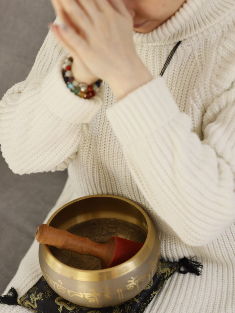 meditation frau klangschale chakra armband